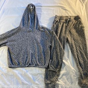 Old Navy gray cheetah print girls sweatsuit with drawstring size L (10-12)